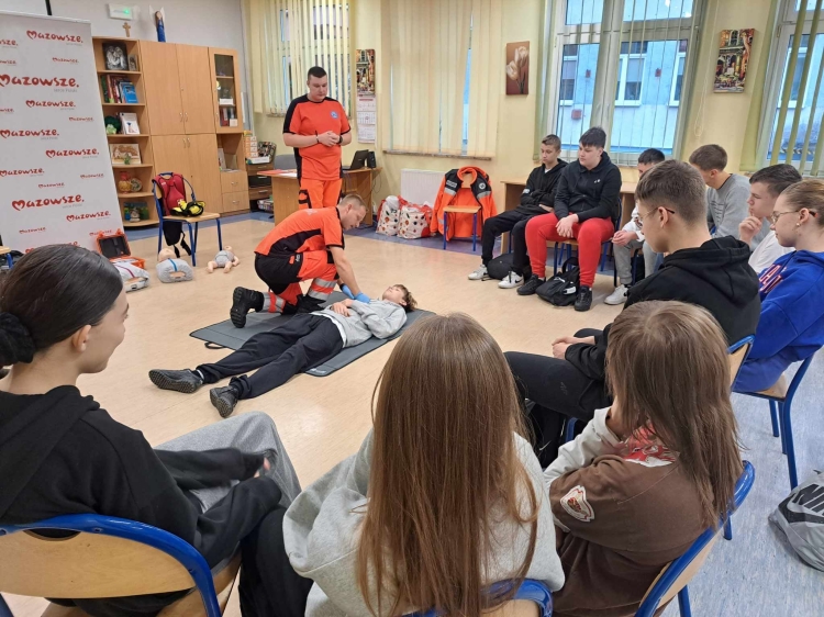 PIERWSZA POMOC PRZEDMEDYCZNA – lekcja EDB - Szkoła Podstawowa im. Marii
