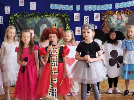 ''Alicja w krainie czarów '' - przedstawienie dla 0-3. 