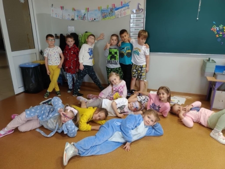 Dzień Piżamy w Oddziale Przedszkolnym – pomagamy z uśmiechem!