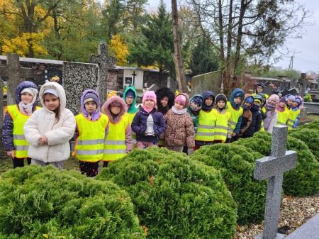 Wyjście przedszkolaków na Cmentarz - pamiętamy o bohaterach.