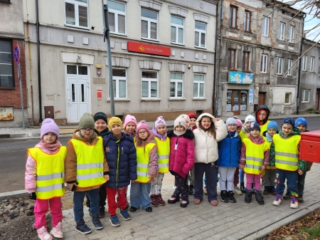 Wizyta Elfów w Urzędzie Pocztowym - przedszkolaki wysyłają pocztówki dla rodziców 