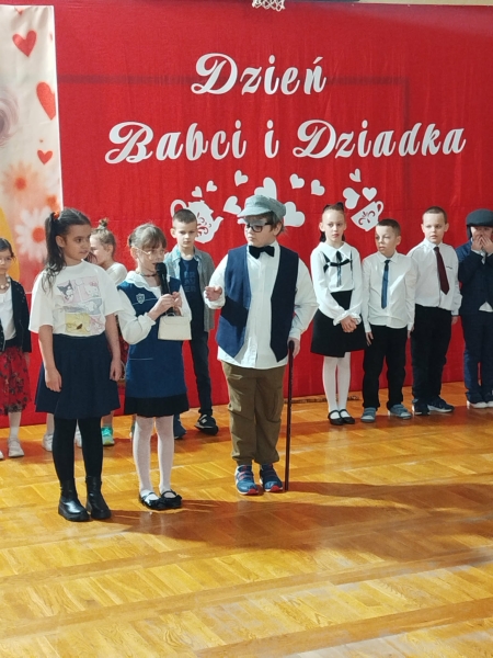Dzień Babci i Dziadka – wyjątkowe spotkanie pełne wzruszeń w klasach drugich