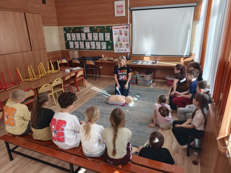 Pierwsza pomoc w ramach Programu Edukacyjnego ''Ratujemy i uczymy ratować''.