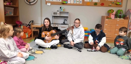 Piątkowe poranki pełne bajek i muzyki – magia spotkań w oddziale przedszkolnym (Szkolny wo